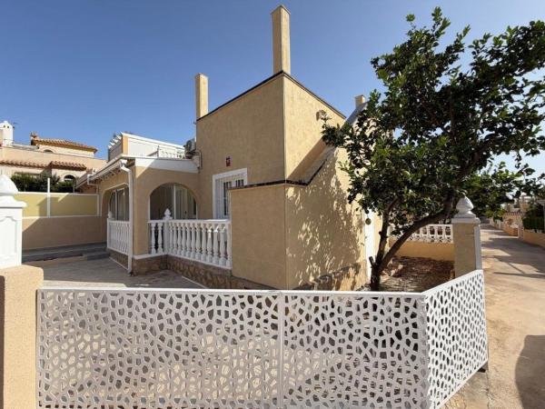 Chalet adosado en Calle Gabriela Mistral, 11, Zona los Frutales, Torrevieja thumbnail 2