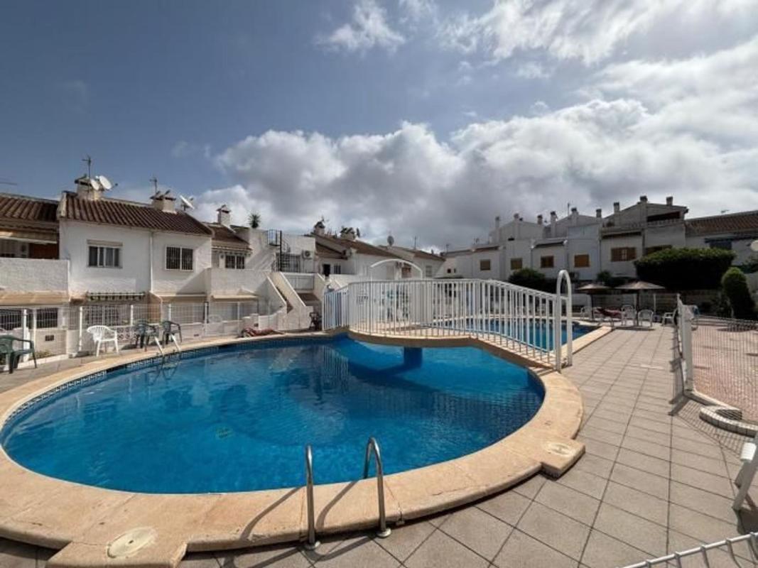 Sprzedaż mieszkania w Piso en Calle Liszt, La Siesta - El Salado - Torreta, Torrevieja, Torrevieja
photo 1
