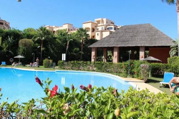 Sale of flat in Piso en Calle Pico Alcazaba, 30, Benatalaya, Estepona, Estepona
photo 1