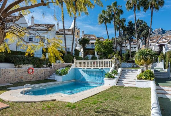 Chalet adosado en Calle Cornalina s/n, Nagüeles, Marbella photo 1