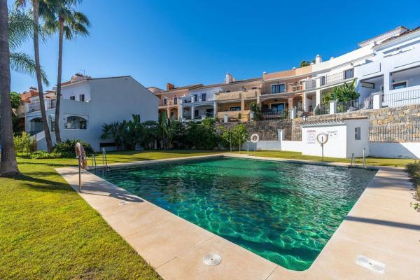 Chalet adosado en Urbanización Dos Hermanas II, Paraiso-Barronal, Estepona photo 1