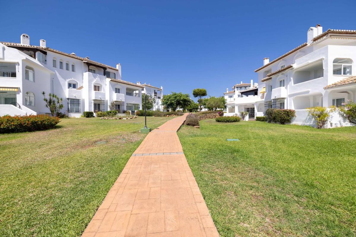 Venta de piso en Piso en Calle Alcornoque, Green Hills - Las Cumbres de Elviria, Marbella, Marbella
photo 1