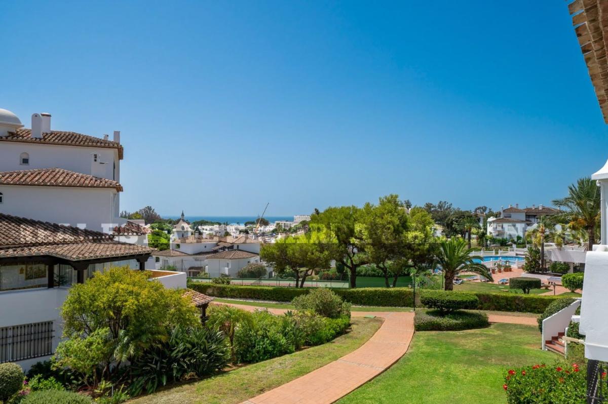 Venta de piso en Piso en Calle Pinsapo, Green Hills - Las Cumbres de Elviria, Marbella, Marbella
photo 1