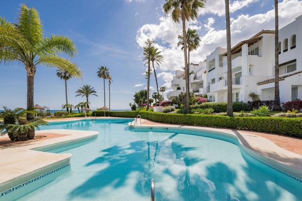 Venta de piso en Piso en Urbanization Alcazaba Beach Houses, Punta Plata, Estepona, Estepona
 photo 4