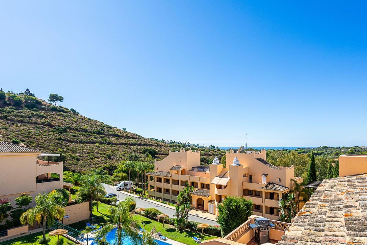 Sprzedaż poddasza w Ático en Green Hills - Las Cumbres de Elviria, Marbella, Marbella photo 1