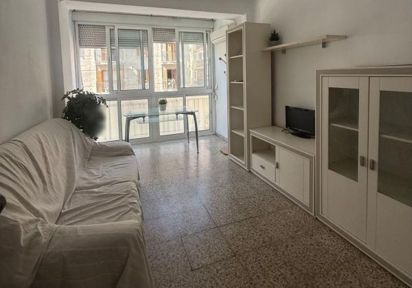 Venta de piso en Piso en Rotonda de Suárez, Victoria Eugenia, Málaga, Málaga
 photo 1