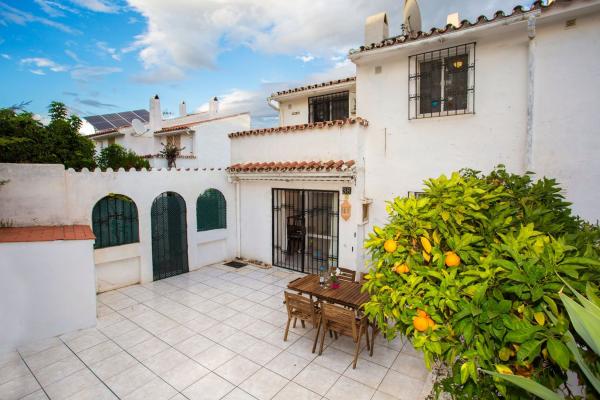 Chalet pareado en Calle Pico del Aneto, Nueva Atalaya, Estepona thumbnail 3