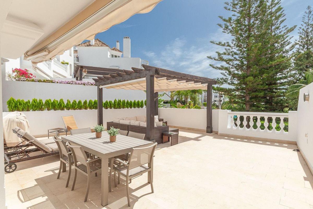 Venta de piso en Piso en Avenida Atolon de Coral, Romana Playa, Marbella, Marbella
photo 2