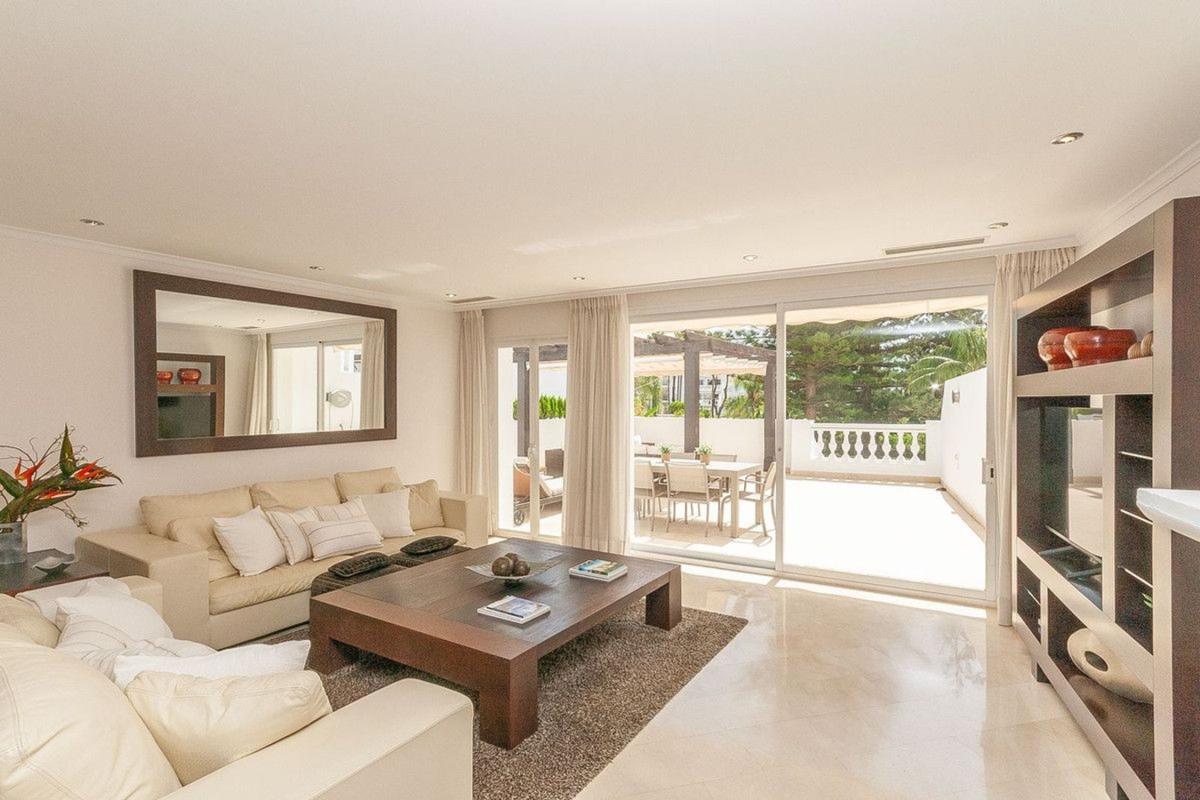 Venta de piso en Piso en Avenida Atolon de Coral, Romana Playa, Marbella, Marbella
photo 3