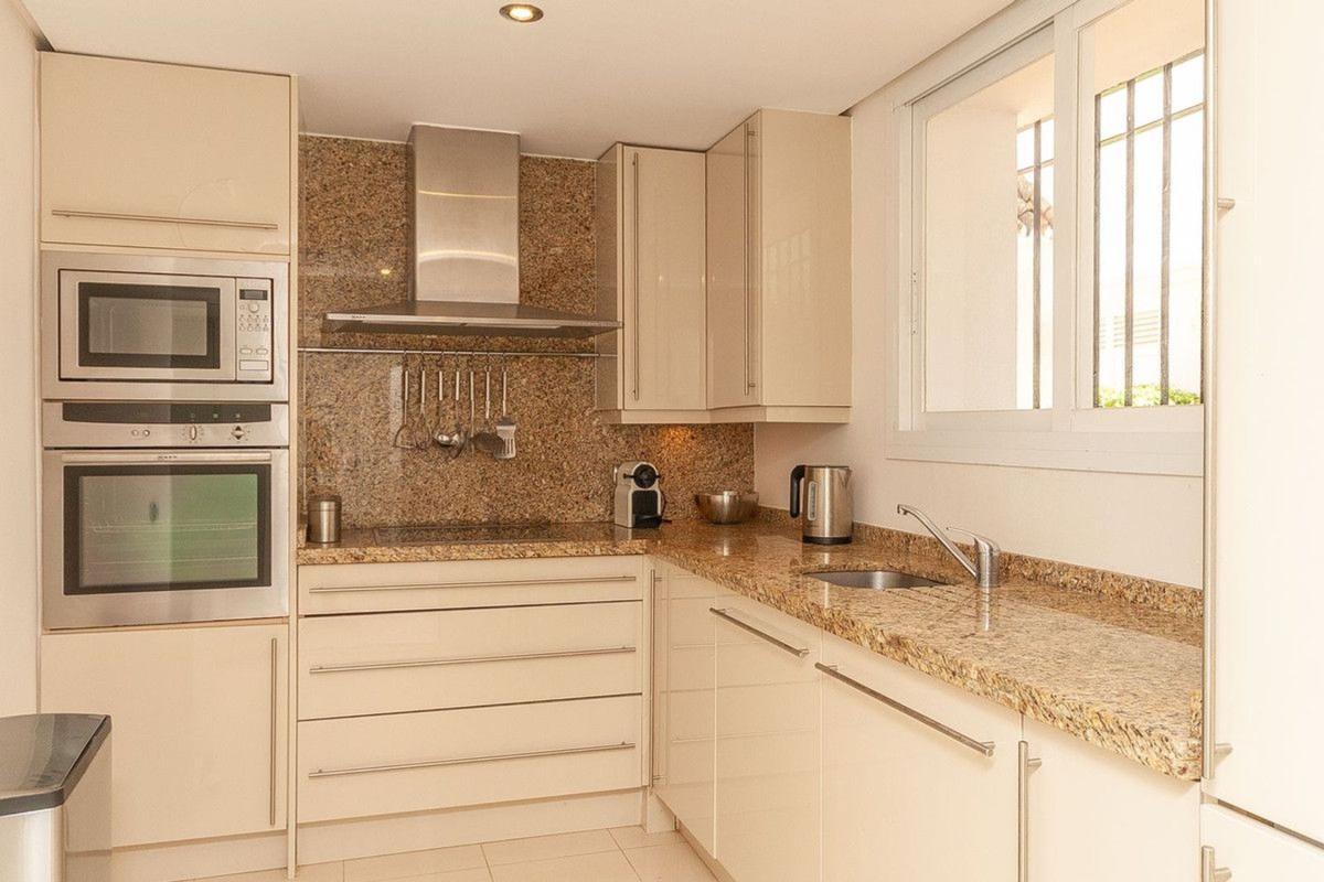 Venta de piso en Piso en Avenida Atolon de Coral, Romana Playa, Marbella, Marbella
photo 4