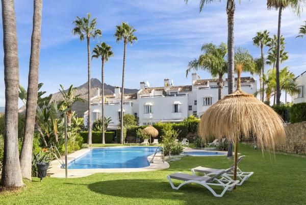 Chalet adosado en Calle Cecilia Böhl de Faber, Lomas de Marbella Club, Marbella photo 1