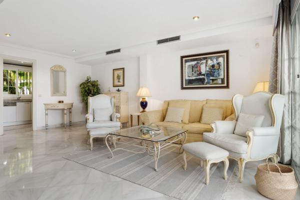 Chalet adosado en Calle Cecilia Böhl de Faber, Lomas de Marbella Club, Marbella photo 4