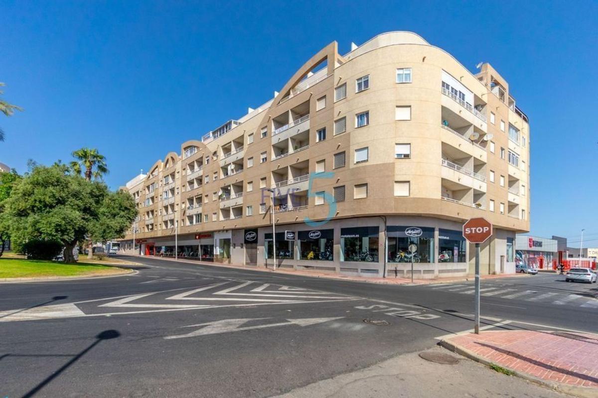 Venta de piso en Piso en Parque Acuático - Sector 25, Torrevieja, Torrevieja
photo 1
