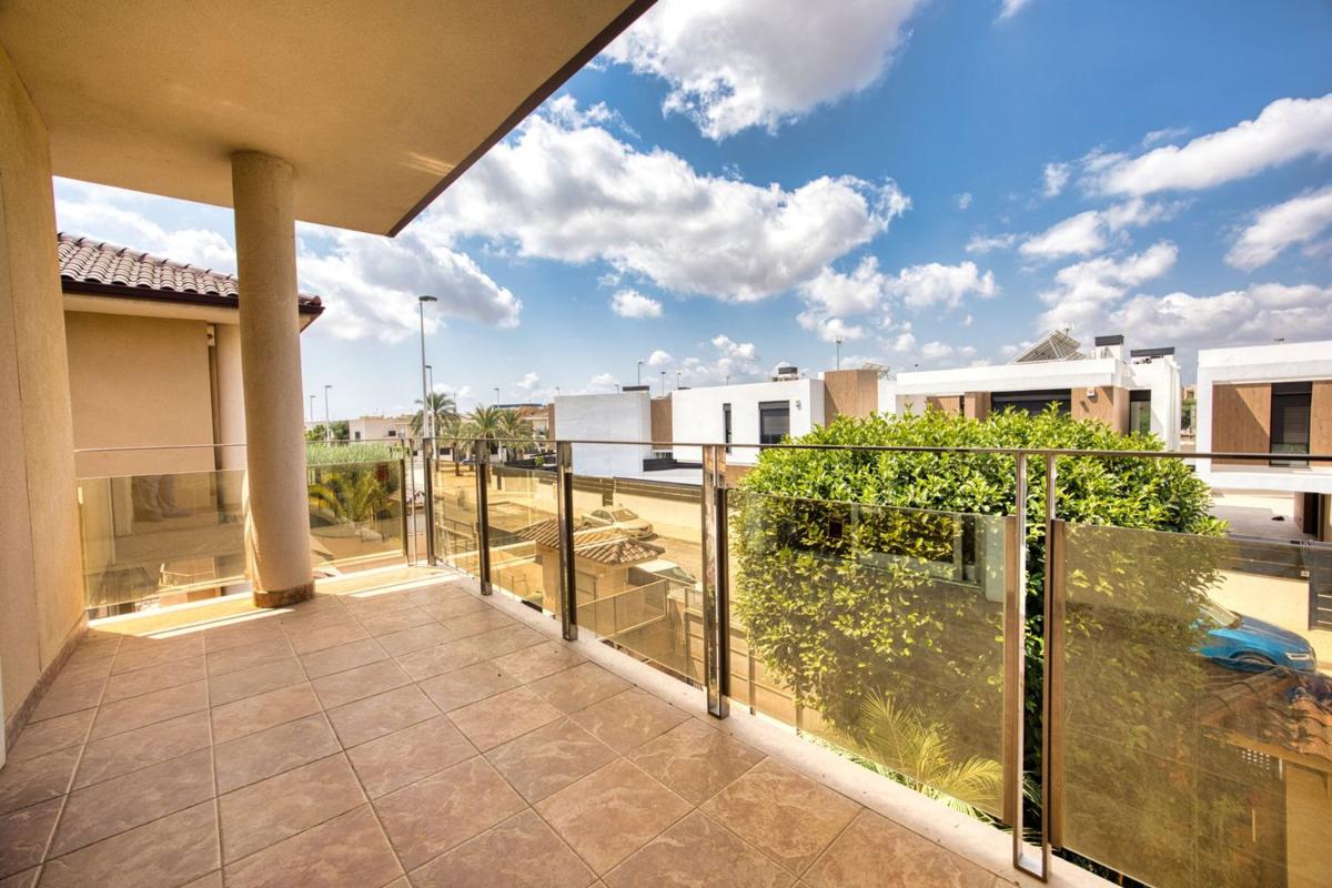 Sprzedaż niezależnego domku jednorodzinnego w Casa o chalet independiente en Manacor, Ciudad Jardín, Elche / Elx, Elche / Elx photo 5