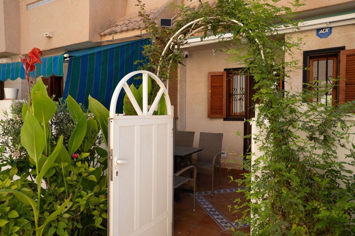 Sprzedaż szeregowego domku w  Chalet adosado en Calle Juan Ramón Jiménez, Zona los Frutales, Torrevieja , Torrevieja photo 3