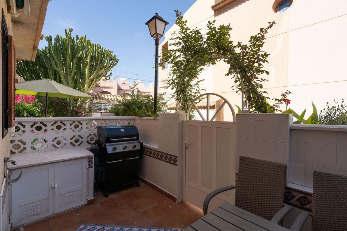 Sprzedaż szeregowego domku w  Chalet adosado en Calle Juan Ramón Jiménez, Zona los Frutales, Torrevieja , Torrevieja photo 4