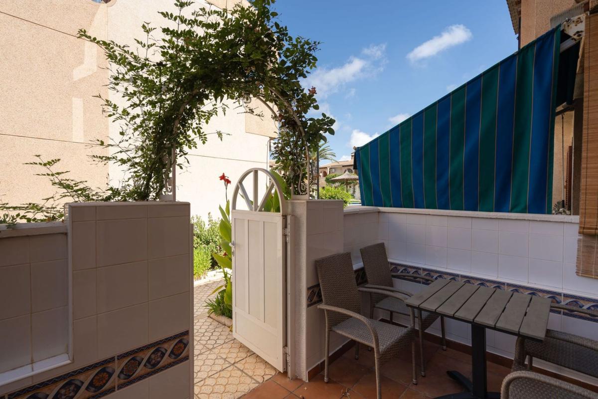 Sprzedaż szeregowego domku w  Chalet adosado en Calle Juan Ramón Jiménez, Zona los Frutales, Torrevieja , Torrevieja photo 5
