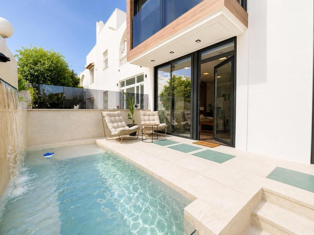 Продажа таунхауса в  Chalet adosado en Urbanización Calas Blancas, Nueva Torrevieja, Torrevieja , Торревьеха photo 2
