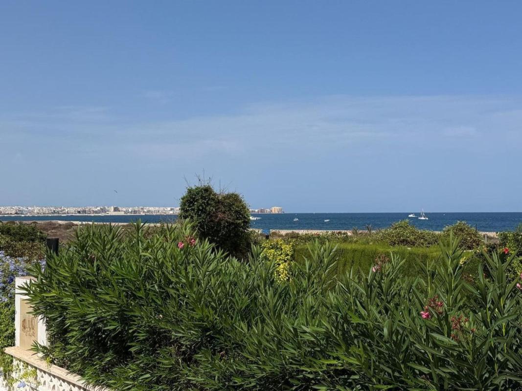 Sprzedaż niezależnego domku jednorodzinnego w Casa o chalet en Calle Pleamar, Punta Prima, Torrevieja, Torrevieja photo 3
