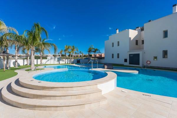 Chalet adosado en Calle Alborán, Aguas Nuevas, Torrevieja thumbnail 3