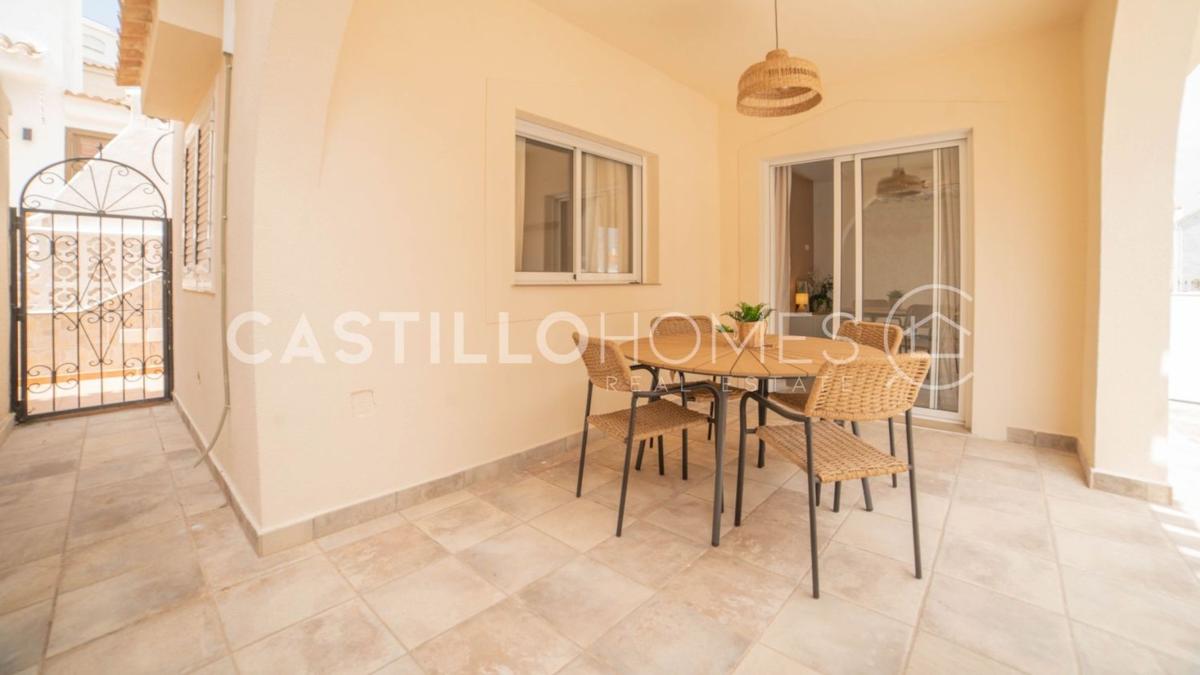 Sprzedaż niezależnego domku jednorodzinnego w  Casa o chalet en Torreblanca, Torrevieja, Torrevieja photo 4