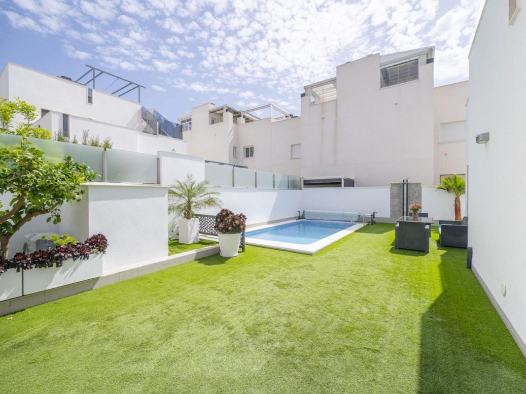 Продажа отдельного шале в  Casa o chalet en Calle Maria San Gil Noain, Parque Acuático - Sector 25, Torrevieja, Торревьеха photo 3