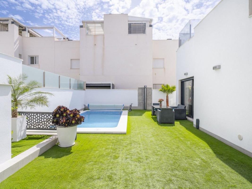 Продажа отдельного шале в  Casa o chalet en Calle Maria San Gil Noain, Parque Acuático - Sector 25, Torrevieja, Торревьеха photo 5