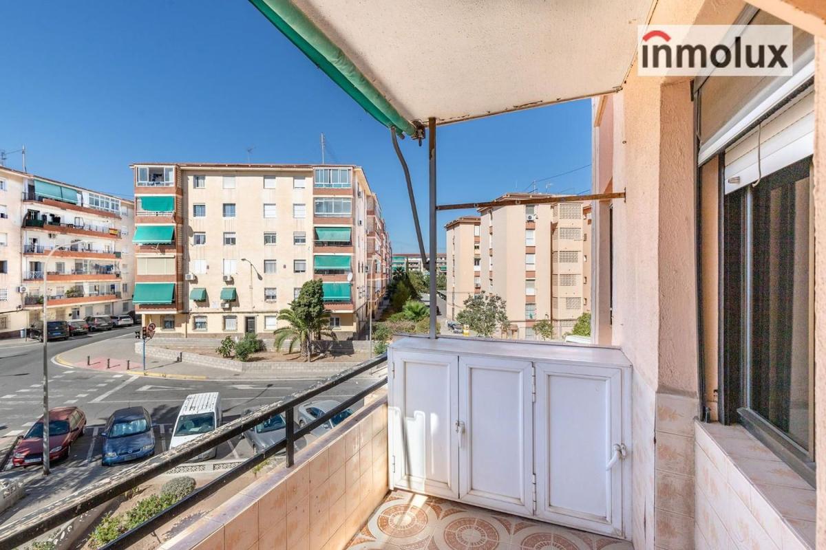 Продажа квартиры на Piso en Calle Farmacéutico Agatángelo Soler, Virgen del Remedio - Parque lo Morant, Alicante / Alacant, Аликанте / Алакант
photo 2