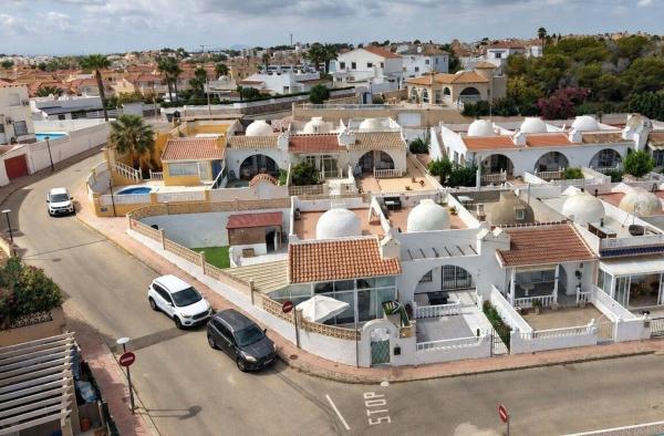 Частный шале на продаже в  Casa o chalet en Blue Lagoon - Galán, San Miguel de Salinas, Сан-Мигель-де-Салинас photo 2