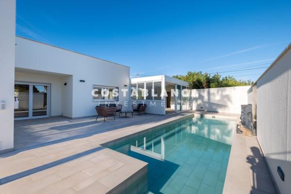 Частный шале на продаже в  Casa o chalet en Calle Albatros, L'Albir, Alfaz del Pi, Алфаз дель Пи photo 1
