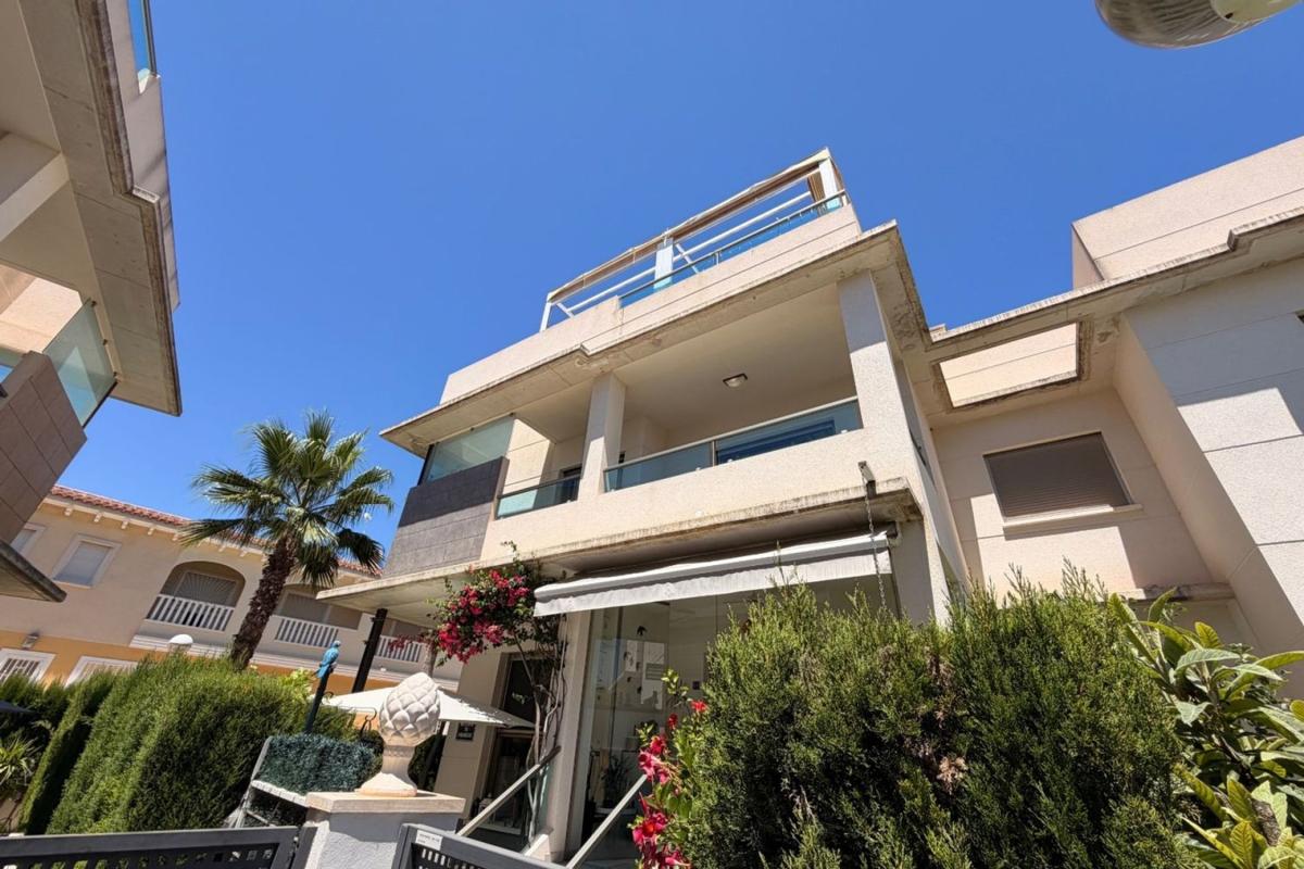 Продажа квартиры на Piso en Calle Pintores, Centro de la Ciudad Quesada, Rojales, Рохалес
photo 1