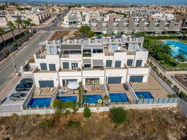 Chalet adosado en Calle Hierro s/n, Aguas Nuevas, Torrevieja thumbnail 2