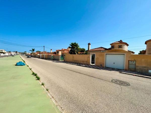 Casa o chalet independiente en Calle Carreño, La Siesta - El Salado - Torreta, Torrevieja thumbnail 3