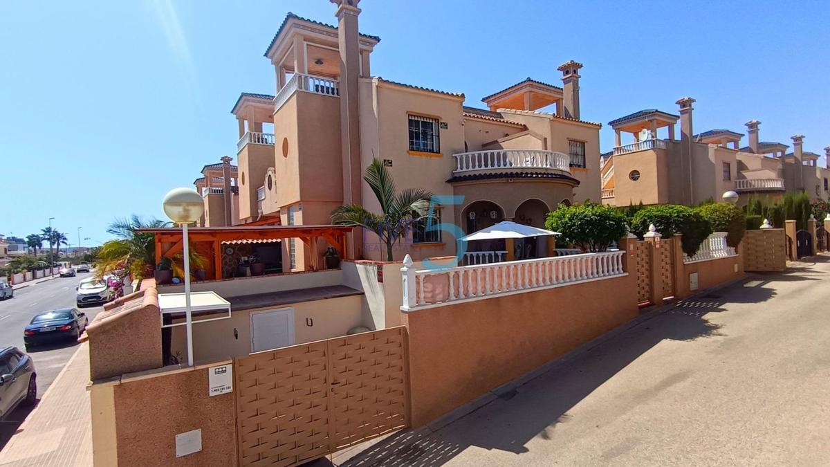 Sale of independent chalet in Casa o chalet en Urbanizaciones, Guardamar del Segura, Guardamar del Segura
photo 1