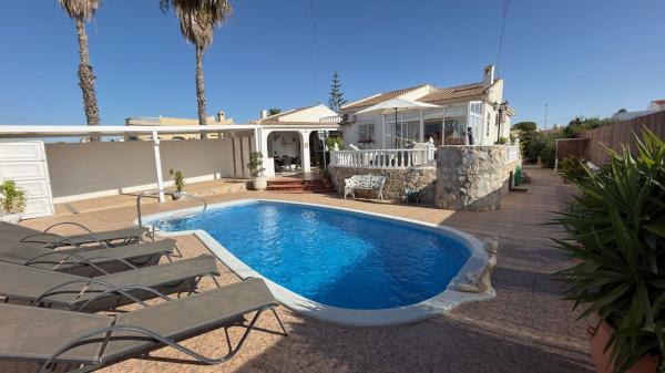 Chalet independiente en venta en Casa o chalet en Avenida Tobarra, 12 a, La Siesta - El Salado - Torreta, Torrevieja, Torrevieja
photo 1