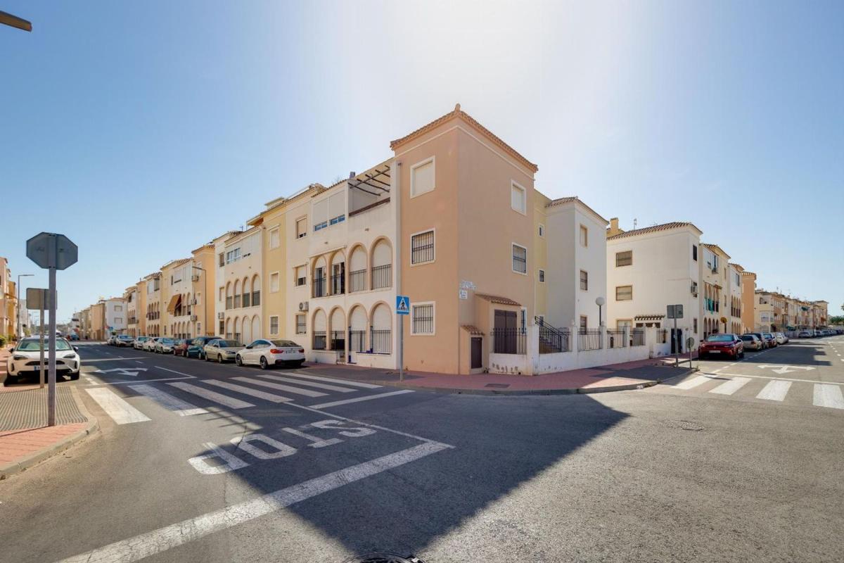 Venta de piso en Piso en Calle Ramon Rubial, La Veleta, Torrevieja, Torrevieja
photo 1