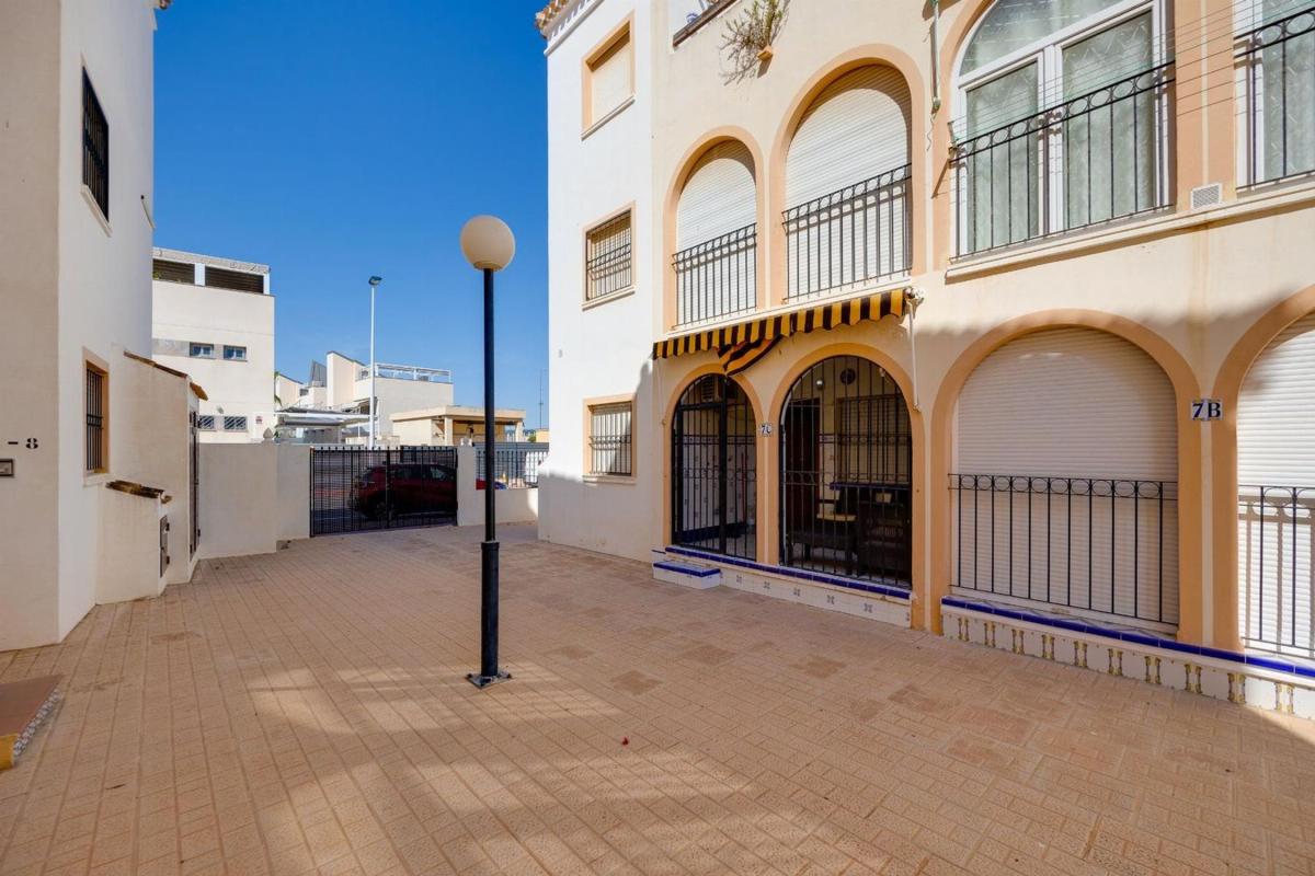 Venta de piso en Piso en Calle Ramon Rubial, La Veleta, Torrevieja, Torrevieja
photo 2