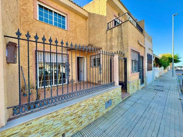Chalet pareado en Calle Miguel de Unamuno, Dolores photo 1