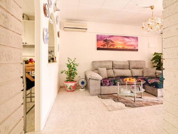 Chalet independiente en venta en Casa o chalet en Calle Híjar, La Siesta - El Salado - Torreta, Torrevieja, Torrevieja thumbnail 3