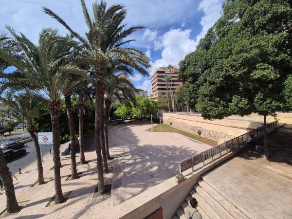 Venta de piso en Piso en Plaza Paseíto Ramiro, Casco Histórico-Santa Cruz, Alicante / Alacant, Alicante / Alacant
thumbnail 2