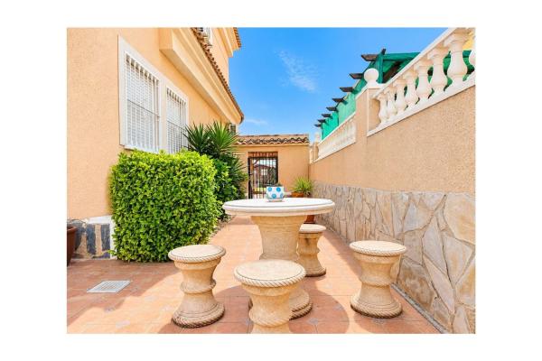 Casa o chalet independiente en Calle Helsinki, Playa de los Locos, Torrevieja photo 4