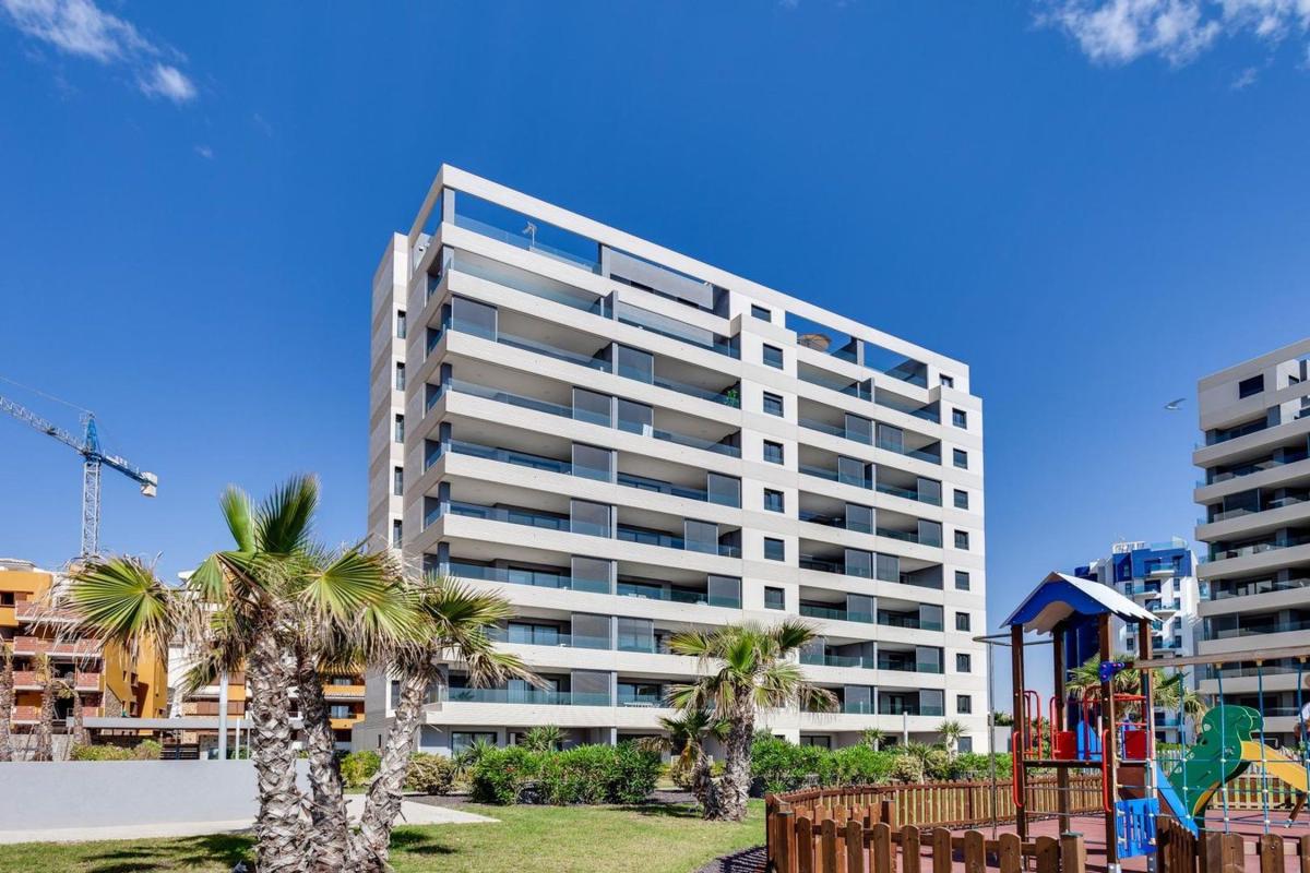 Venta de piso en Piso en Calle del Tornado, 2, Punta Prima, Torrevieja, Torrevieja
 photo 2