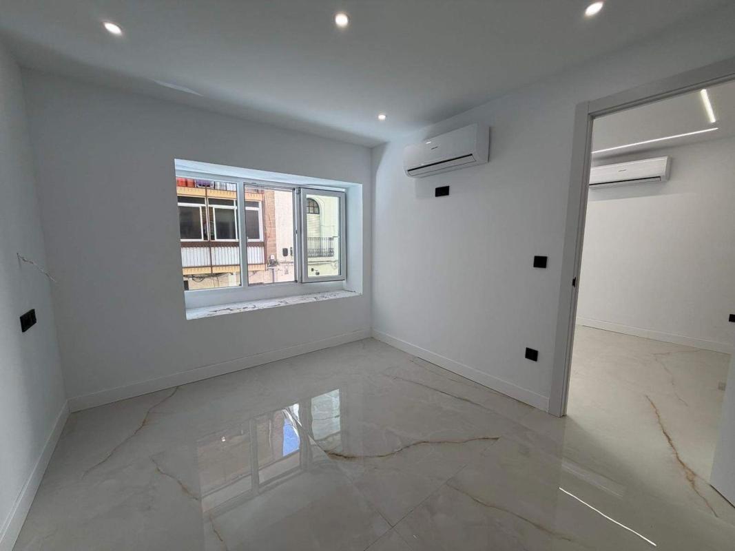 Venta de piso en Piso en Calle de Juan de Herrera, Mercado, Alicante / Alacant, Alicante / Alacant
 photo 2
