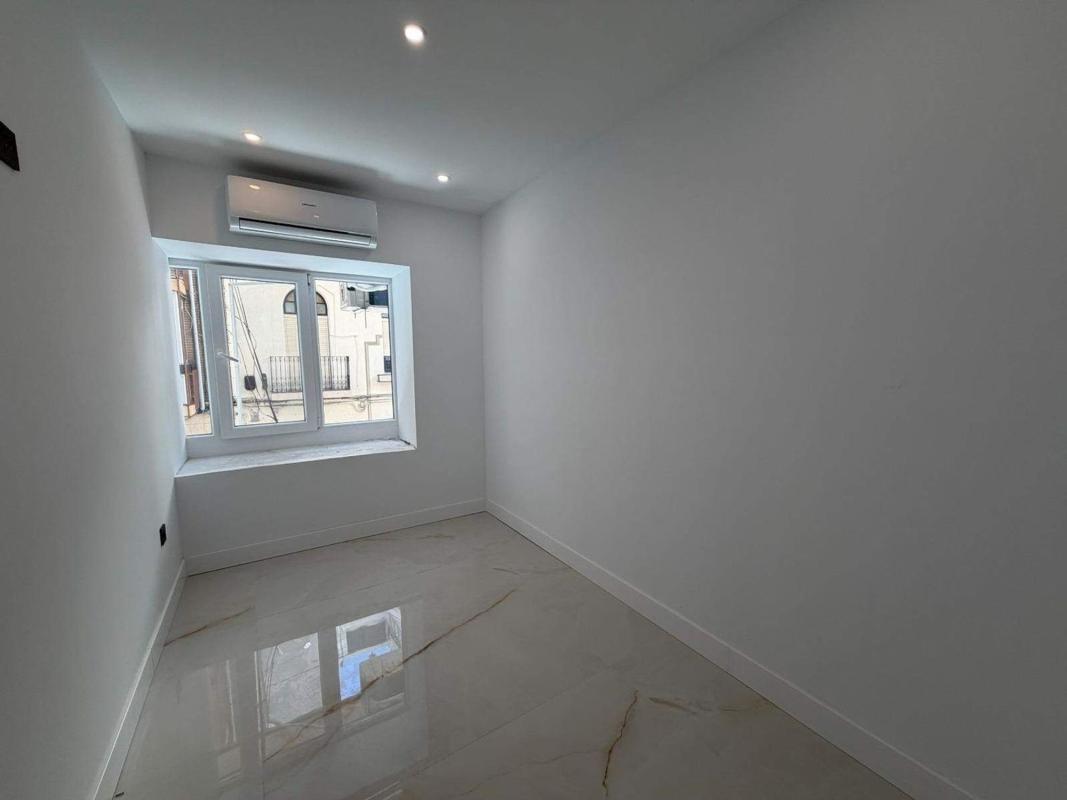 Venta de piso en Piso en Calle de Juan de Herrera, Mercado, Alicante / Alacant, Alicante / Alacant
 photo 3