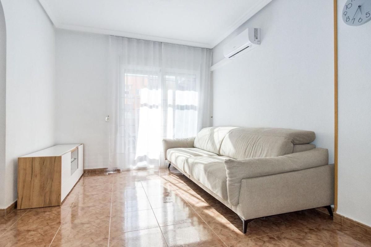 Sale of apartment in Piso en Calle Moriones, Antonio Machado, Torrevieja, Torrevieja
photo 3