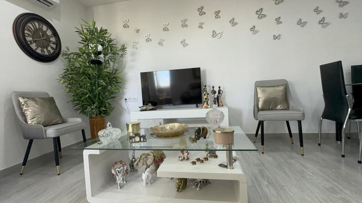 Sale of apartment in Piso en Plaza del Doctor Gascuñana Hernando, Virgen del Remedio - Parque lo Morant, Alicante / Alacant, Alicante
photo 2