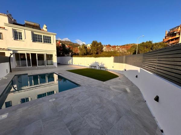 Chalet adosado en Urbanización Lomas Bellas, 70, Torrecilla-La Cañada, Marbella photo 1