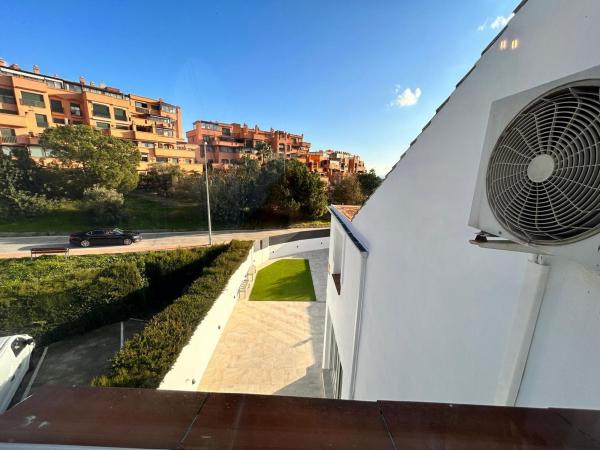 Chalet adosado en Urbanización Lomas Bellas, 70, Torrecilla-La Cañada, Marbella thumbnail 2