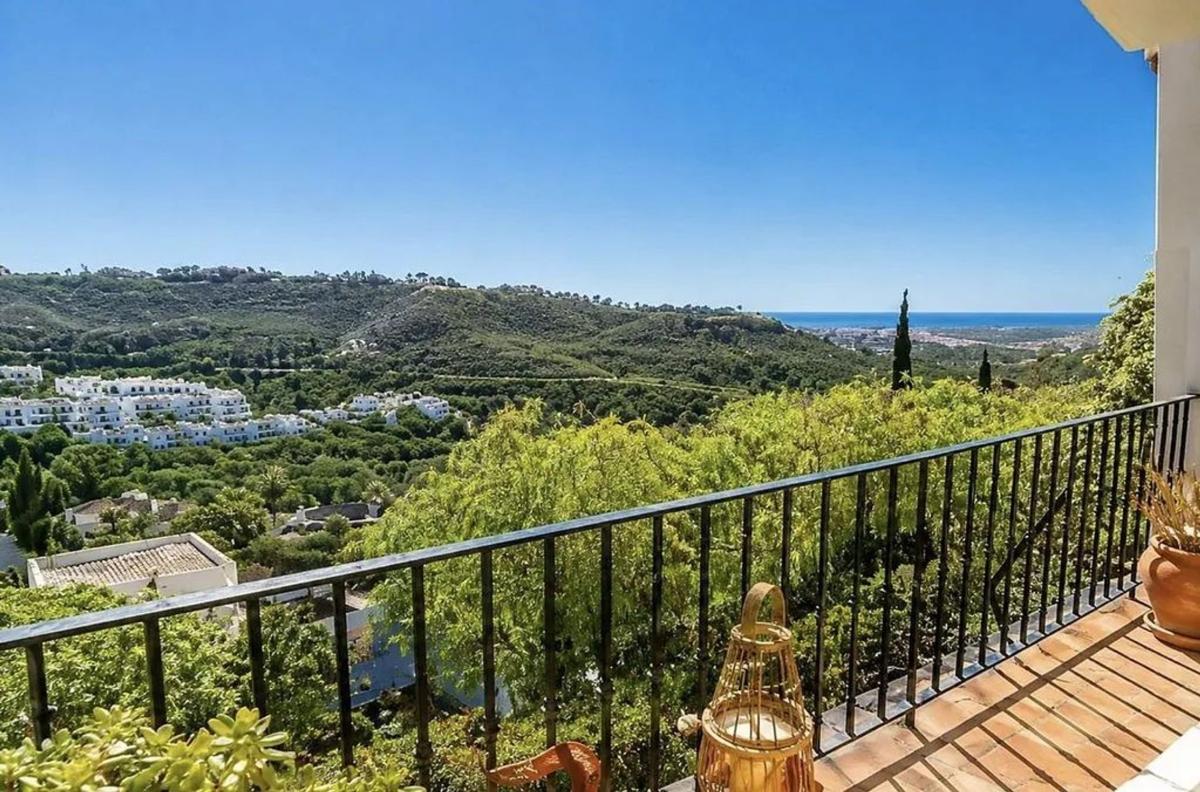 Sale of apartment in Piso en Calle Del Monte, 103, Los Arqueros-Puerto del Almendro, Benahavís, Benahavís
 photo 2
