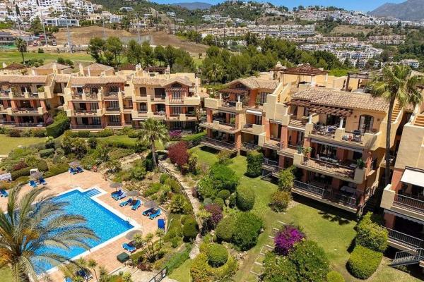 Venta de piso en Piso en Urbanizacion Torre Esteril, 1 f, Los Arqueros-Puerto del Almendro, Benahavís, Benahavís
photo 1